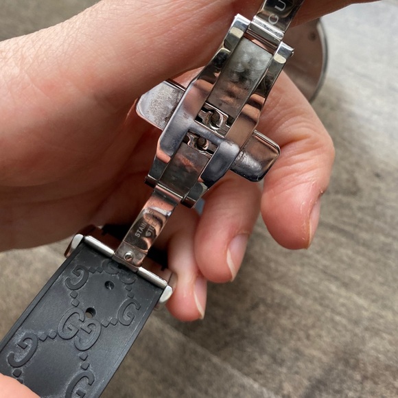 Gucci Men’s Digital Black Rubber Watch - Picture 16 of 16